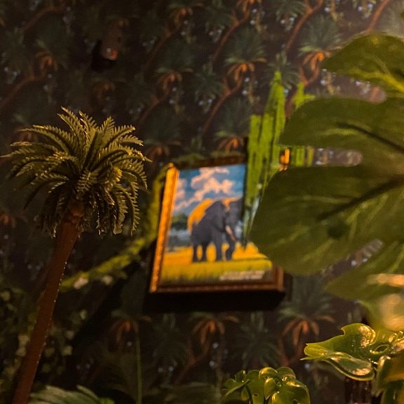 Elephant painting on a jungle wall – the Call of the Jungle escape room at Keyword in Warsaw