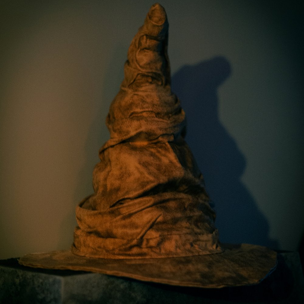 A wizard’s hat on a stone pedestal – Return of the Sorcerer puzzle room, Keyword Warsaw